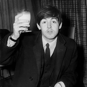 Paul McCartney says "Cheerio England"to the press