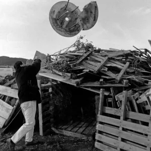 Paul Roberts di Abergele Round Table costruisce un falò. 9 novembre 1995