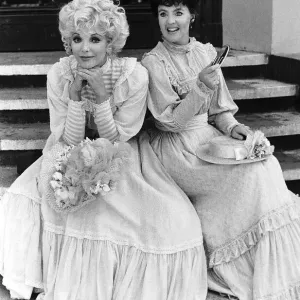 Pauline Collins attrice con Joan Collins sul set di una commedia televisiva chiamata. Pauline Collins attrice con Joan Collins sul set di una commedia televisiva chiamata.
