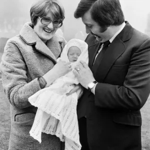 Graham PC Browne und seine Frau Yvonne halten mit ihrem achtwochen alten Babysohn Clive Brown Graham PC Browne und seine Frau Yvonne halten mit ihrem achtwochen alten Babysohn Clive Brown