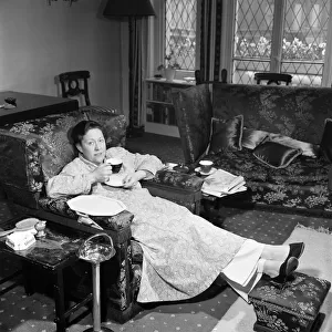 Peggy Mount, dressing gown feature. 24th April 1960