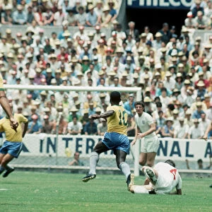 Pele evades tackle from Alan Mullery England Brazil World Cup 1970 football