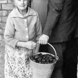 This pensioner received her ration of coal during the fuel shortage in January 1972 This pensioner received her ration of coal during the fuel shortage in January 1972