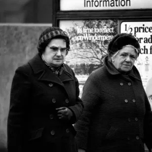 Pensioners: The elderly of Birmingham out and about shopping. March 1981 PM 81-01149-001 Pensioners: The elderly of Birmingham out and about shopping. March 1981 PM 81-01149-001