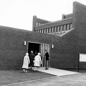La gente asistiendo a la Iglesia Bautista de Providence en Hemlington, 18 de julio de 1977.