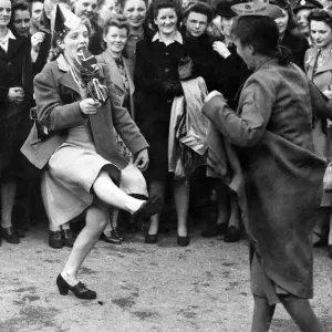 La gente che danza in strada il giorno della Vittoria a Piccadilly Gardens, Manchester. 8 maggio 1945.