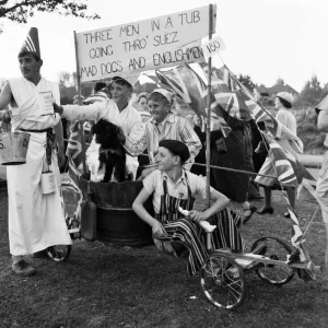Menschen verkleideten sich für den Karneval in Ramsgate, Kent am 24. August 1956