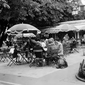 La gente disfrutando de bebidas refrescantes en un café al aire libre, Southport, Merseyside. 5 de agosto de 1959.