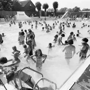 Menschen versuchen, sich im Sommerhitze von 1976 an einem birminghamer Beckenbad zu kühlen Menschen versuchen, sich im Sommerhitze von 1976 an einem birminghamer Beckenbad zu kühlen