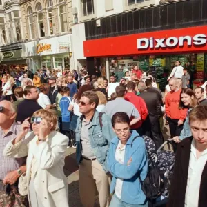 Les gens regardant un éclipse solaire totale, rue de la Reine, Cardiff. 11 août 1999. Les gens regardant un éclipse solaire totale, rue de la Reine, Cardiff. 11 août 1999.