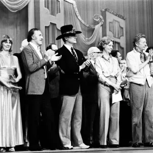 Les artistes sur scène à la répétition du Royal Variety Show au Palladium.
