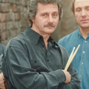 Pete Best, (en la camiseta negra sosteniendo sus palillos de batería) posando para la cámara con su.