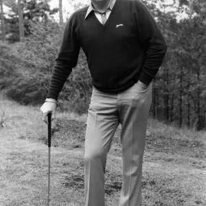 Peter Alliss, commentateur TV de la BBC et ancien golfeur professionnel anglais est en train de lancer son. Peter Alliss, commentateur TV de la BBC et ancien golfeur professionnel anglais est en train de lancer son.