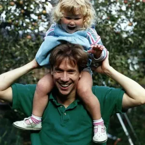Peter Duncan TV Presenter with daughter on shoulders A©Mirrorpix Peter Duncan TV Presenter with daughter on shoulders A©Mirrorpix