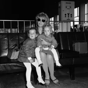Petula Clark y sus hijos Catherine (2 años) y Barbara (3 años).