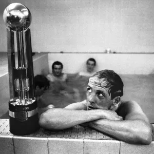 Phil Neal admira el trofeo de la Liga Canon en el baño mientras Liverpool consigue otro título de liga.