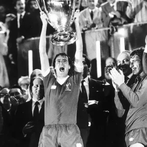 Phil Thompson with European Cup 1981 Print (01047) Phil Thompson with European Cup 1981 Print (01047)