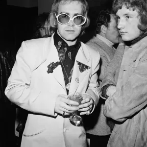 La photo montre Elton John. La soirée d'ouverture au Old Barn pour Joseph.