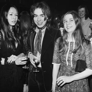 La photo montre de gauche à droite Lady Inconnue, Andrew Lloyd Webber.