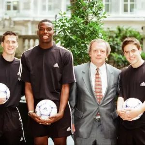 Fotocall - Adidas - Gordon Taylor de la PFA con jóvenes jugadores de fútbol.