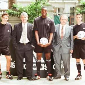 Fotocall - Adidas - Kevin Keegan & Gordon Taylor del PFA con jóvenes jugadores de fútbol.