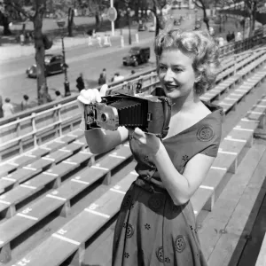 La photographie 1953. Mlle Zena Marshall l'actrice qui est juste revenue de loin amenée le rire.