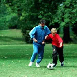PHOTOSHOOT OF GEORGE BEST SITTING IN PARK WITH SON CALLUM BEST - 93 / 7487 PHOTOSHOOT OF GEORGE BEST SITTING IN PARK WITH SON CALLUM BEST - 93 / 7487