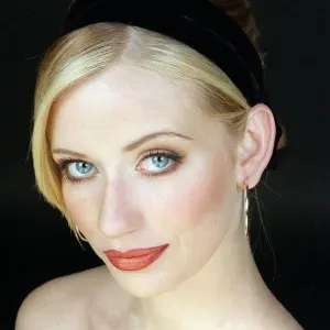 PIC SHOWS MODEL WEARING A HAIRBAND PIC SHOWS MODEL WEARING A HAIRBAND