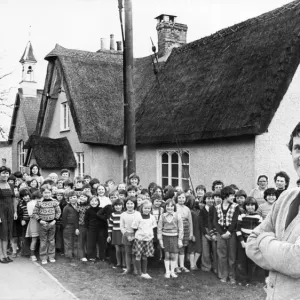 La imagen muestra el pueblo de Barrington, Cambridgeshire. Alumnos fuera de una escuela. La imagen muestra el pueblo de Barrington, Cambridgeshire. Alumnos fuera de una escuela.