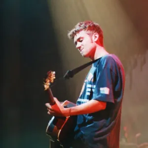 La foto mostra Damon Albarn. Blur è apparso al Cardiff International.