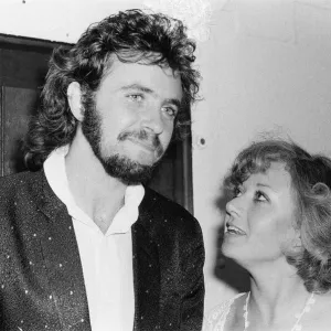La photo montre David Essex (gauche) et Elaine Paige (droite).