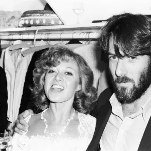 L'image montre Dustin Hoffman (à gauche) et Elaine Paige (à droite).