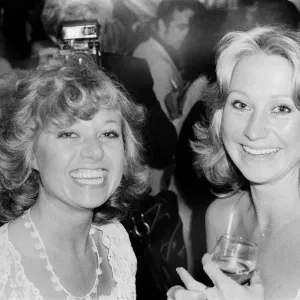 L'image montre Elaine Paige (à gauche) et Felicity Kendal (à droite).