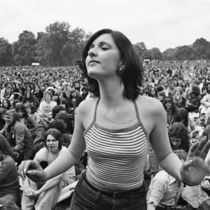 La foto mostra un fan che balla tra la grande folla al concerto a Hyde Park di Londra.