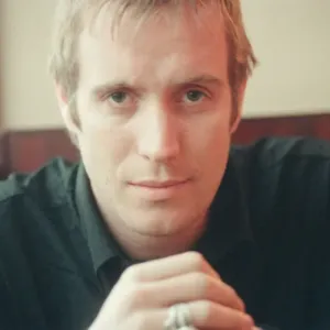 Die Abbildung zeigt Rhys Ifans. Rhys Ifans ist ein walisischer Schauspieler und Musiker Die Abbildung zeigt Rhys Ifans. Rhys Ifans ist ein walisischer Schauspieler und Musiker