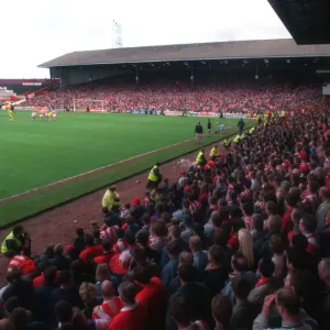 Bildet die Fans bei Stoke City im letzten Spiel am Victoria Ground an