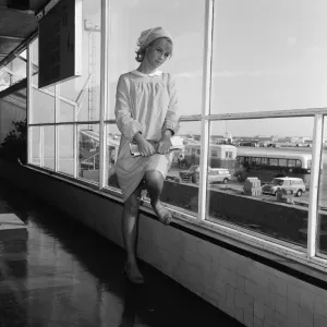 On voit ici Julie Christie quittant l'aéroport de Londres pour Rome.