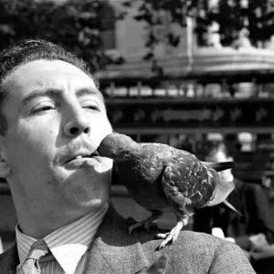 Pigeons in Trafalgar Square. January 1939 OL307J-002