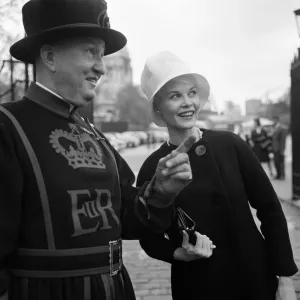 When pink Dorothy Provine arrived in London today she wanted to see the town When pink Dorothy Provine arrived in London today she wanted to see the town