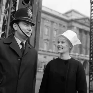 When pink Dorothy Provine arrived in London today she wanted to see the town When pink Dorothy Provine arrived in London today she wanted to see the town