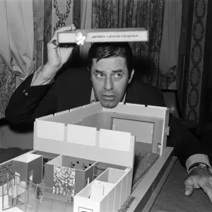Piani per una rete di cinema automatizzati Jerry Lewis in tutta l'Europa occidentale erano.