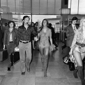 El jefe de Playboy, Hugh Hefner, fotografiado en el aeropuerto Heathrow antes de su vuelo a Saint-Tropez.