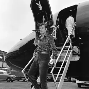 El rey Playboy Hugh Hefner llega al aeropuerto de Heathrow en su Big Bunny.