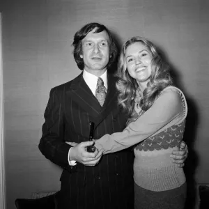 El rey del Playboy Hugh Hefner fotografiado con su secretaria social durante una conferencia de prensa en.