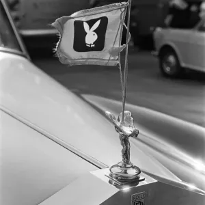 El logo de Playboy en un coche a la cabeza de la llegada de Hugh Hefner.