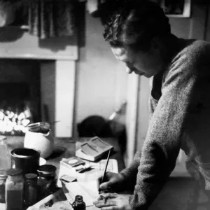 El poeta Dylan Thomas retratado en su apartamento en Chelsea, Londres, 1945.