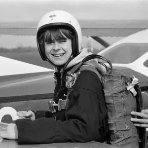 La poète Pam Ayres s'attendait pleinement à effectuer son premier saut aujourd'hui à RAF Weston-on-the-Green.