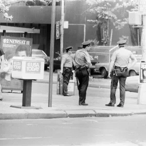 Les agents de police debout sur le coin de la rue, New York, États-Unis, juin 1984, également représenté. Les agents de police debout sur le coin de la rue, New York, États-Unis, juin 1984, également représenté.