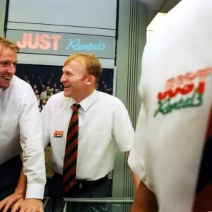 El nuevo fichaje de Pontypridd, Gareth Thomas, se fotografía con Neil Jenkins - 21 de mayo de 1996.