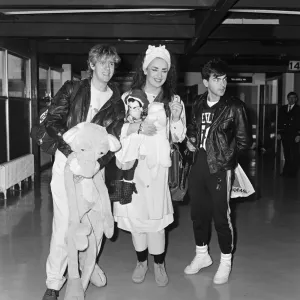 El grupo pop Culture Club llega al aeropuerto de Heathrow desde Madrid.